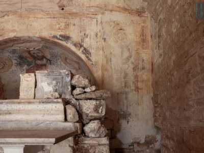 ...una sbiadita Vergine con alle spalle un edificio 